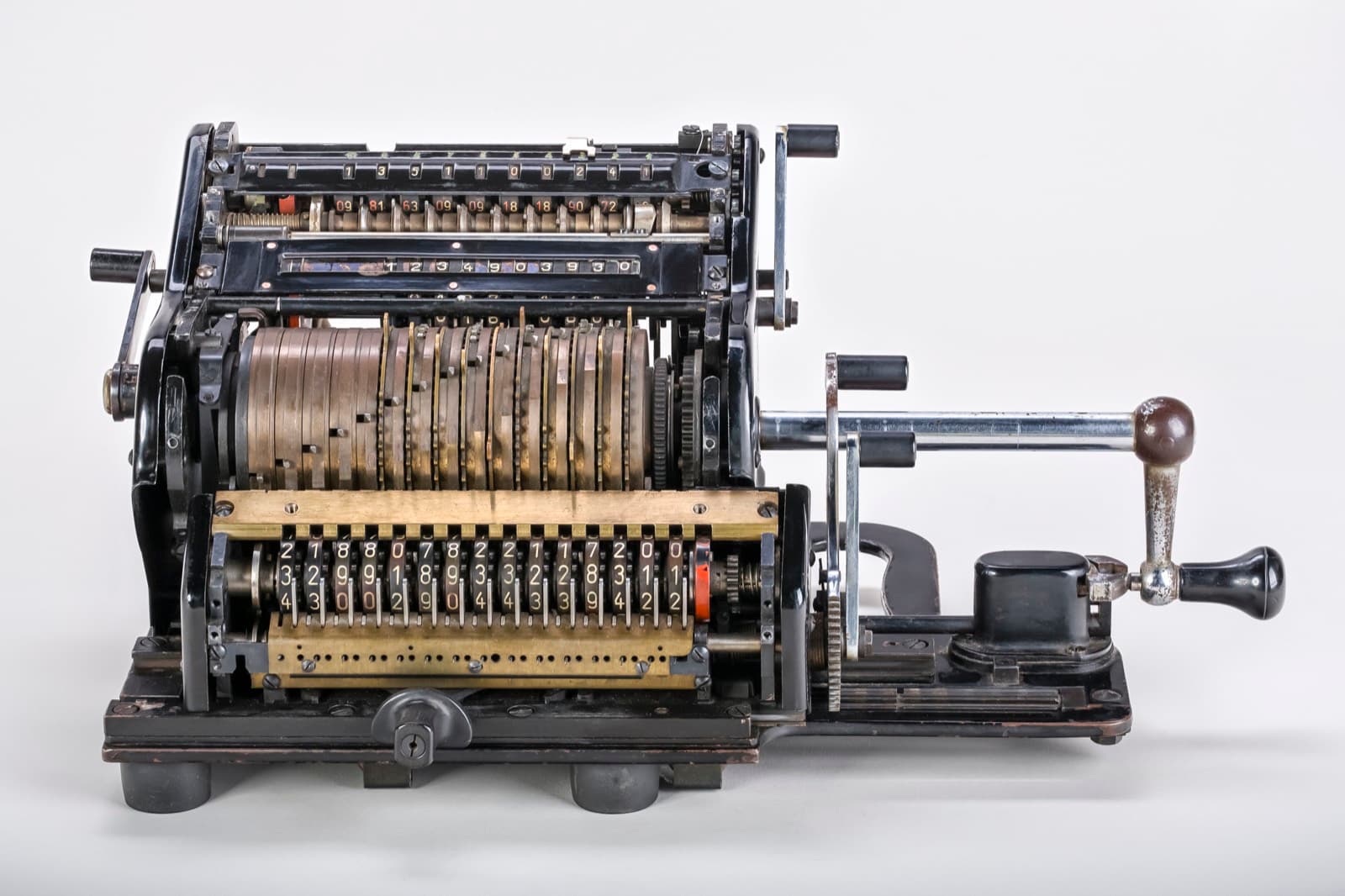 Calcolatrice meccanica d'epoca su sfondo bianco